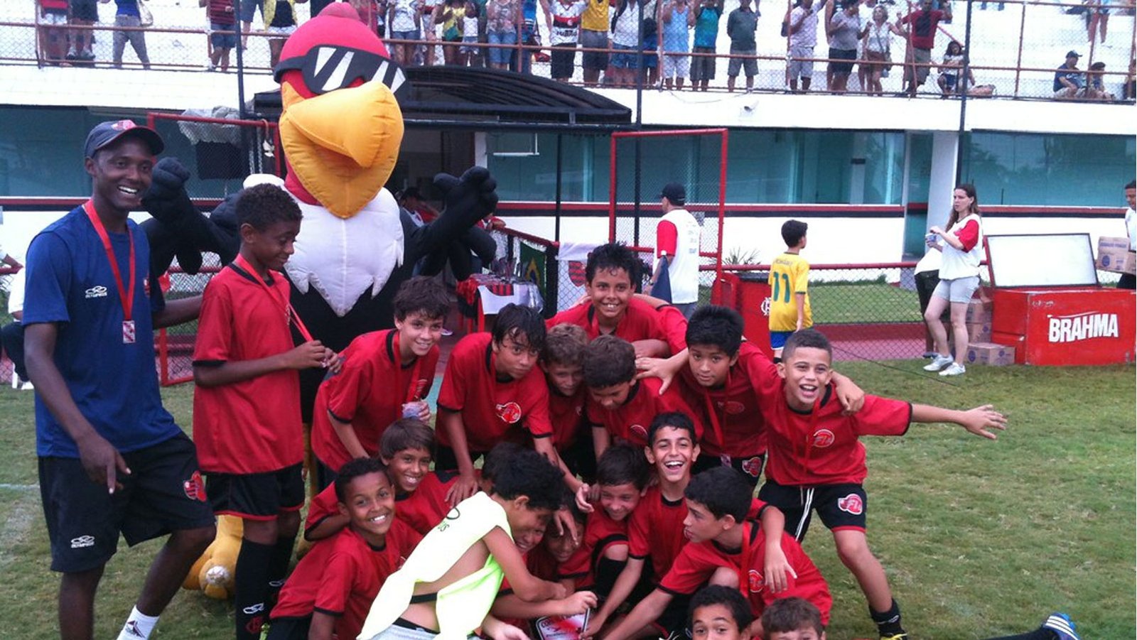 Equipe da Escolinha Fla comemora com o mascote do Flamengo em etapa da Copa Fla
