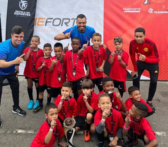 Alunos da Escola Flamengo em ação na Copa Fla Rio, competição regional disputada no Casa Shopping