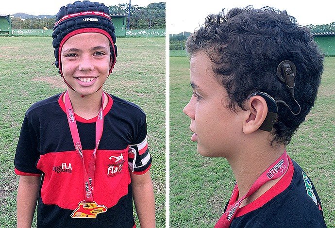 Montagem com fotos do menino Fernando, capitão do time de Natal, jogando com capacete protetor na Copa Fla Nordeste