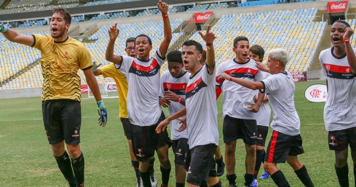 Crianças da Escola de Futebol do Flamengo comemoram em campo na Copa Fla Brasil, que volta a ser realizada após dois anos