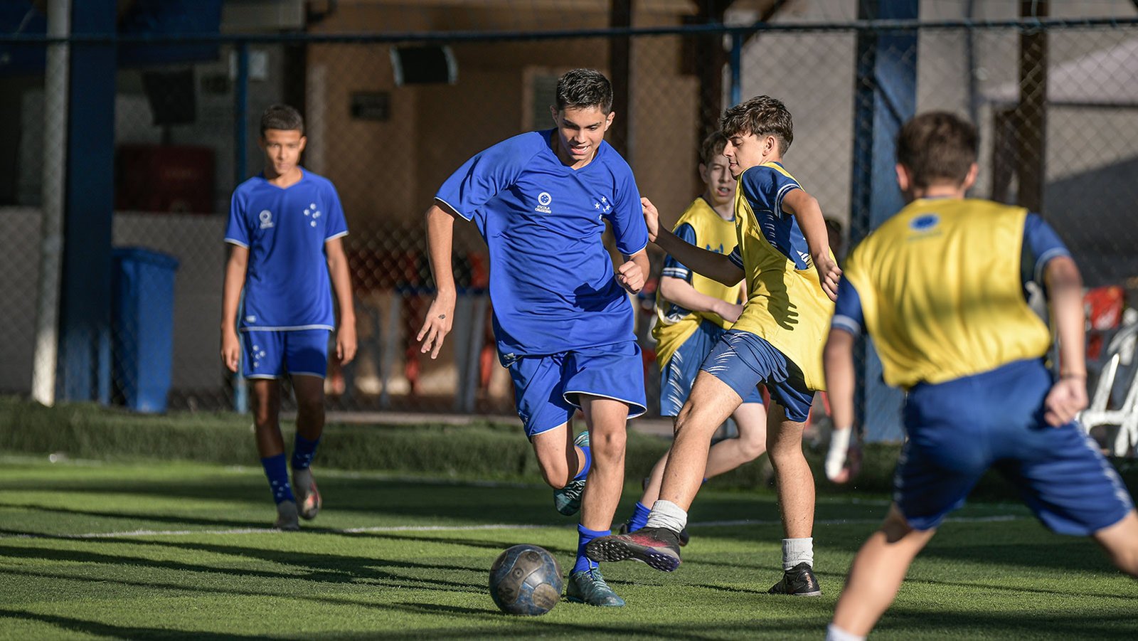 Alunos da Escola Cruzeiro disputam jogo-treino com a camisa celeste