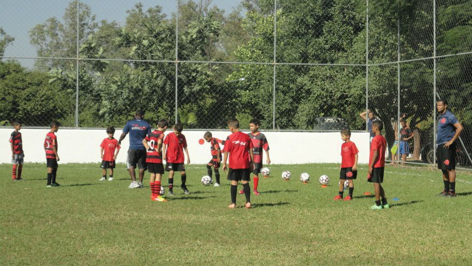 Alunos de escolinha do Flamengo em treino no gramado