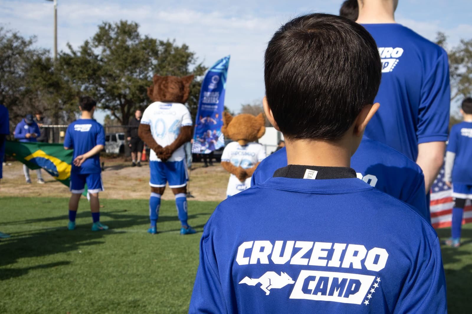 Atleta de costas com o uniforme do Cruzeiro Camp durante a cerimônia de abertura