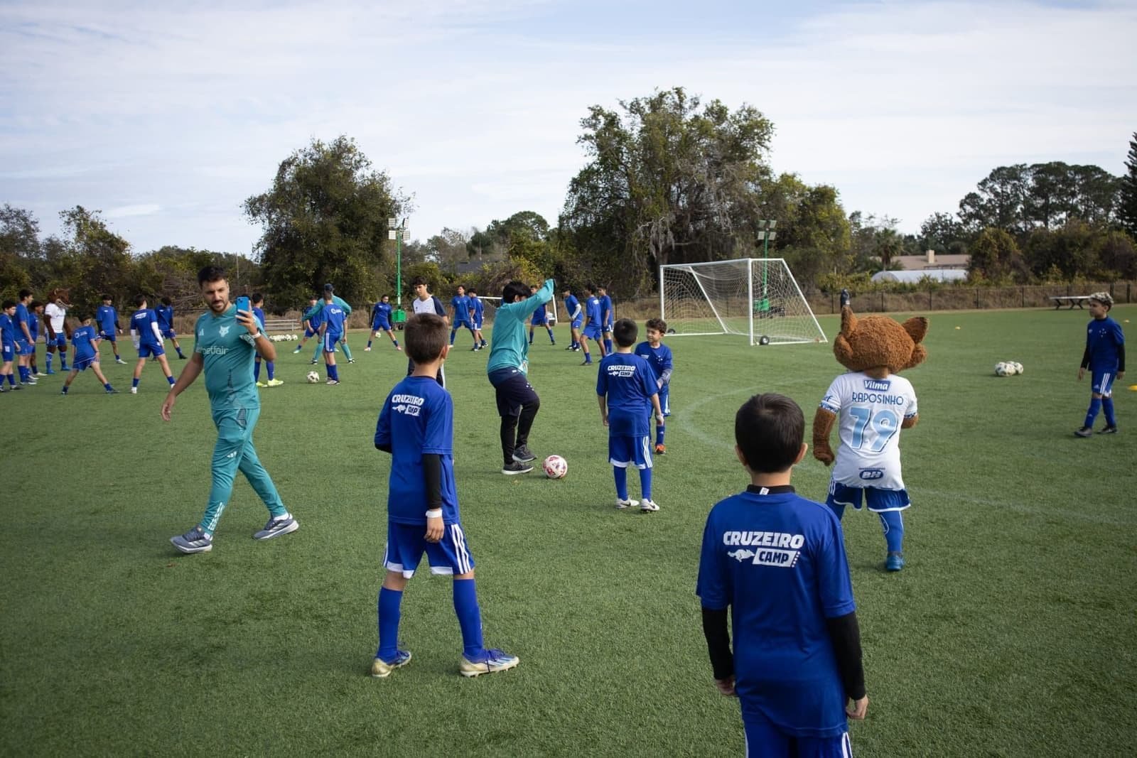 Treino em campo aberto com atletas e comissão técnica no Cruzeiro Camp em Orlando