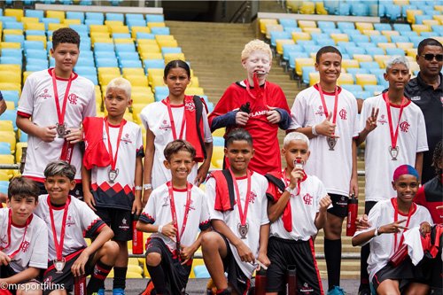 Alunos da rede Escola Flamengo medalhados no gramado do Estádio do Maracanã